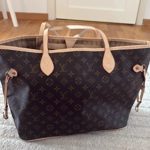 Trendig Weekend/Axel väska🛍️ - Säljer en trendig brun weekend väska som passar perfekt till skolan/jobbet m.m ✨✨ 