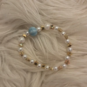 Armband - Vitt, guldigt, blå barlock. 🩷