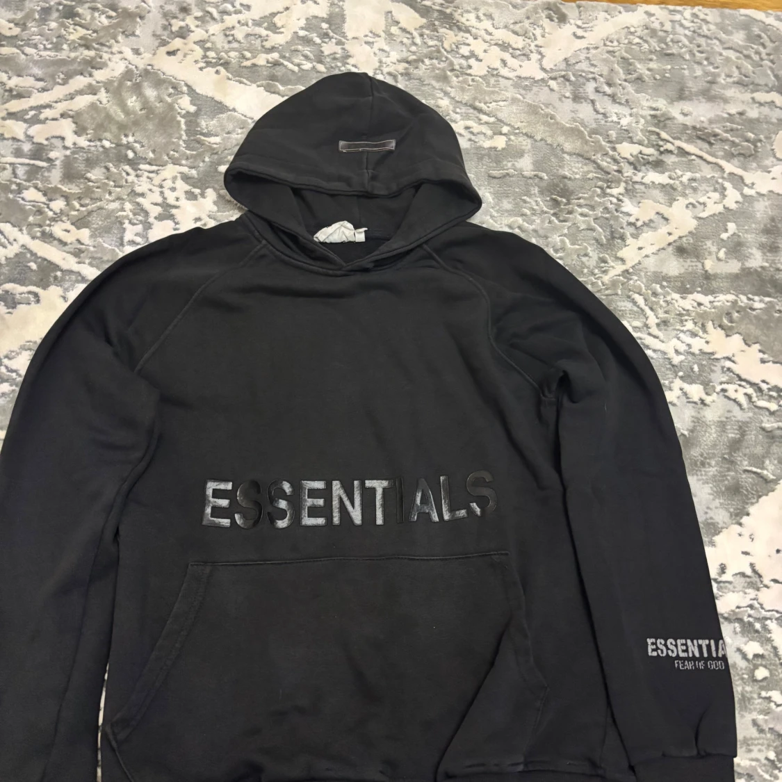 Svart Essentials hoodie med huva