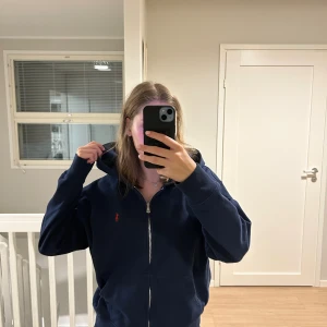 Polo ralph lauren hoodie - Fin och mysik hoodie. Köpt av barn avdelningen men passar bra kvinnor i storlek S/M