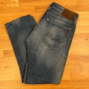 Replay jeans - Ett par sliskiga Replay rocco 32/30* (står 32 i längd men är uppsydda till 30). Har en bekväm passform och har 1% elastan. Bara att hojta om du har frågor. Pris är 100% diskuterbart.