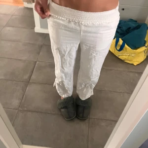Vita linnebyxor med resårmidja - Säljer ett par vita linnebyxor från C i storlek 152. Byxorna har en bred resår i midjan och är raka i modellen med lite lösare passform. Lätta och luftiga i materialet. Rekommenderar att vika resårbandet om man vill ha dom low-waist 