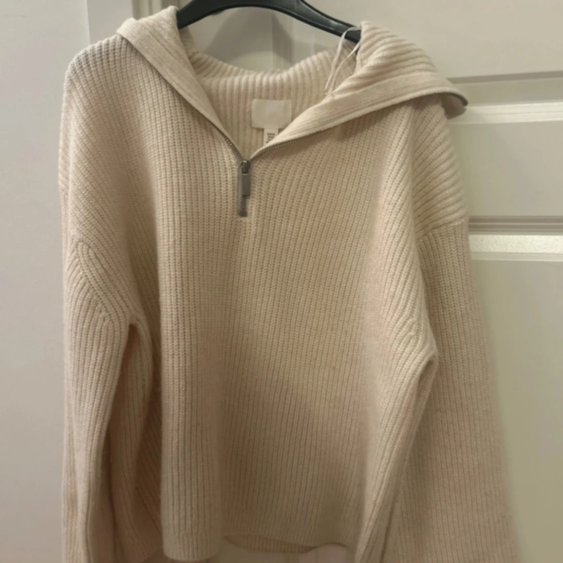 Beige stickad hoodie med half zip