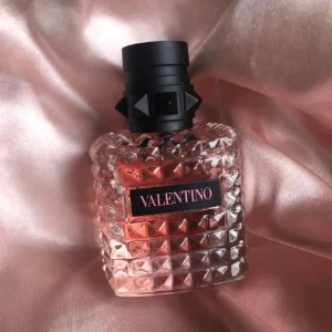 Valentino Eau de Parfum 30ml - Säljer en lyxig parfym från Valentino, Eau de Parfum 30ml. Endast använd några få gånger då jag inte tyckte den passade på mig
