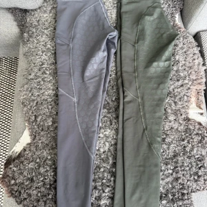 Maya Delorez ridbyxor xs - Maya Delorez ridbyxor i xs. Ett par grå shorts och ett par olivgrön/militärgrön. Använda några gånger men i jättefint skick. Nypris 899:- styck, nu båd för 800:-