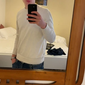 Beige stickad tröja från These Glory Days - Säljer en stilren beige stickad tröja från These Glory Days med rund hals och långa ärmar|  Tröjan har ribbade muddar vid ärmslut och nederkant, perfekt för dig som gillar enkel och clean look| Tröjan är knappt använd| Priset är ej hugget i sten | Hör av dig vid funderingar!