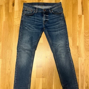 Nudie Jeans Grim Tim - Säljer att par riktigt snygga Jeans i modellen Grim Tim. Färgen är Workers Blue. Skicket är väldigt bra och de är väldigt sparsamt använda. Om något undras är det bara att fråga!
