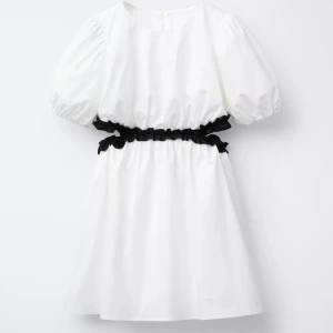 Zara klänning  - Jättesnygg klänning från Zara med cutout. Ny med prislapp på❤️