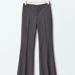 Randiga kostymbyxor - Jättesnygga kostymbyxor från gina tricot. Storlek 34, och bara använda några gånger. Skriv för fler bilder och lägg gärna prisförslag💕