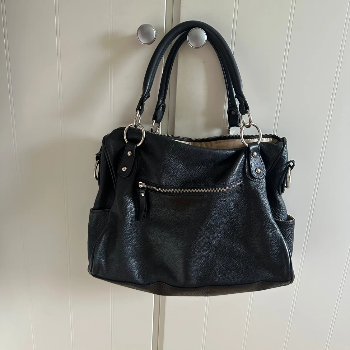 Svart handväska i skinn med dragkedjor - 1