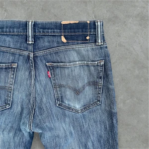 Vintage Levis jeans - Levis Jeans med Snygg Fade! Obs! Dragkedjan är sönder. Mått: 41 cm midja. 93cm ytterbenslängd. Skriv vid funderingar💬