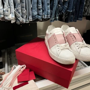 Asfina Rosa Valentino Open!! - Säljer ni mina asssfina Valentino opens i rosa, storlek 40. Säljer de pga att de är för stora. Sparsamt använda men finns tecken på användning! Tex sulan och innerhälen. Box, dustbag, extra skosnören och lappar tillkommer men tyvärr inget kvitto. SKRIV TILL MIG INNAN KÖP!🩷