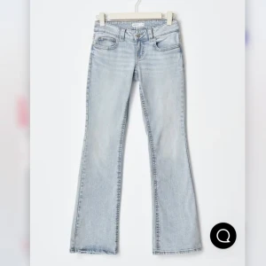 Lågmidjade bootcut jeans från Gina tricot   - Säljer dessa super fina jeans från Gina i storlek 32, modellen på jeansen heter y2k low bootcut jeans men är slutsålda på hemsidan, nypris 500 ☺️  
