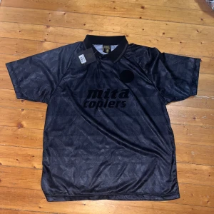 Aston Villa svart retro fotbollströja - Aldrig använt då den var för stor. Passar som L.