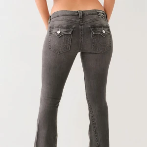 True religion  - True religion jeans, modell Joey. Storlek 26 längd uppsydda att passa 162 cm.  bootcut passform och coola fickdetaljer bak. Låg midja.