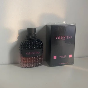 Valentino Uomo Born In Roma Intense - Bevis på att den är äkta finns🧾💛Exklusiv parfym från Valentino, Uomo Born In Roma Intense. Flaskan är mörk med nitar och övergår från svart till mörkrosa. Snygg design med svart och rosa detaljer. Kommer med originalkartong i svart med rosa text. Eau de Parfum Intense, 100 ml.
