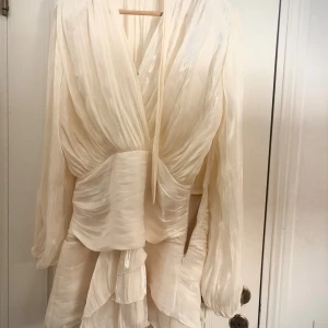 Vit omlottklänning i sidenlook - Superfin kort klänning i jättebra skick, då den endast är använd 1 gång🥰 