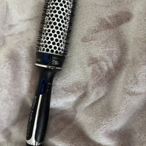 Björn Axén värmeborste 38mm - Värme borste ifrån Björn Axén i strl 38mm som köptes för ett år sen för 880kr men bara kommit till användning en gång. Inga skador och är som ny, skriv privat för fler bilder. Borsten görs rent innan den skickas.