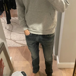 Jeans | Neuw - Jeans - slim/straight (lagom tajta) - Märke: Neuw stockholm - Mörk blå färg, perfekt nyans till hösten och vintern - Nypris 1199 - Modellen är 184 och väger 70