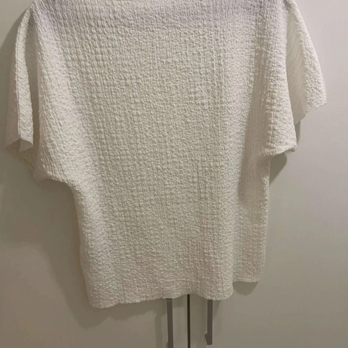 Vit strukturerad blus med kort ärm - 1