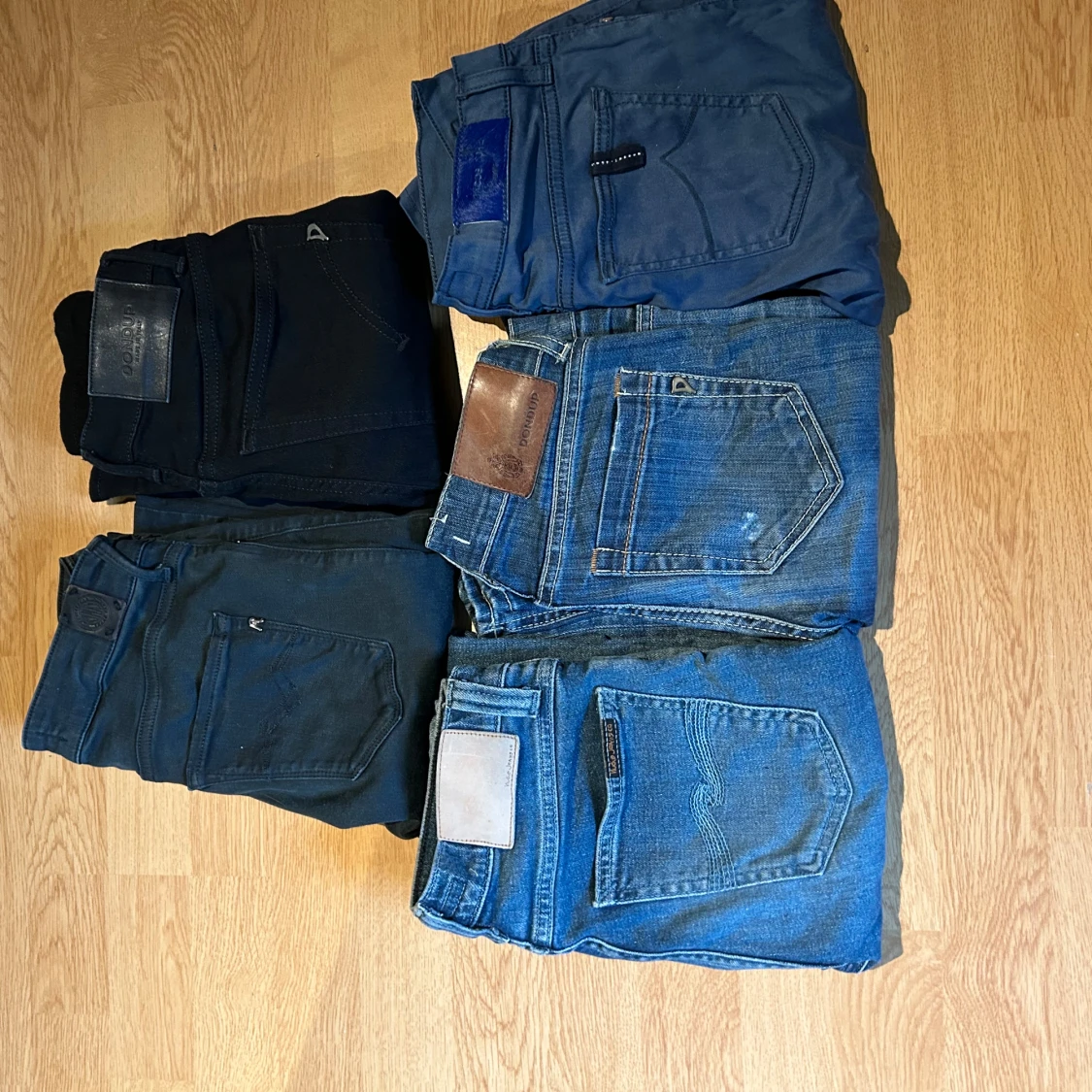 Bulk av jeans för reselling 
