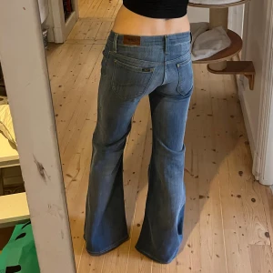 Blå bootcut jeans från Lee - Vintage lee jeans. Bootcut lowwaist i superskick! Sitter bra på mig med stl S. jag är 170 och dom är lite långa på mig. Hör av er för fler bilder och köer mer info❤️