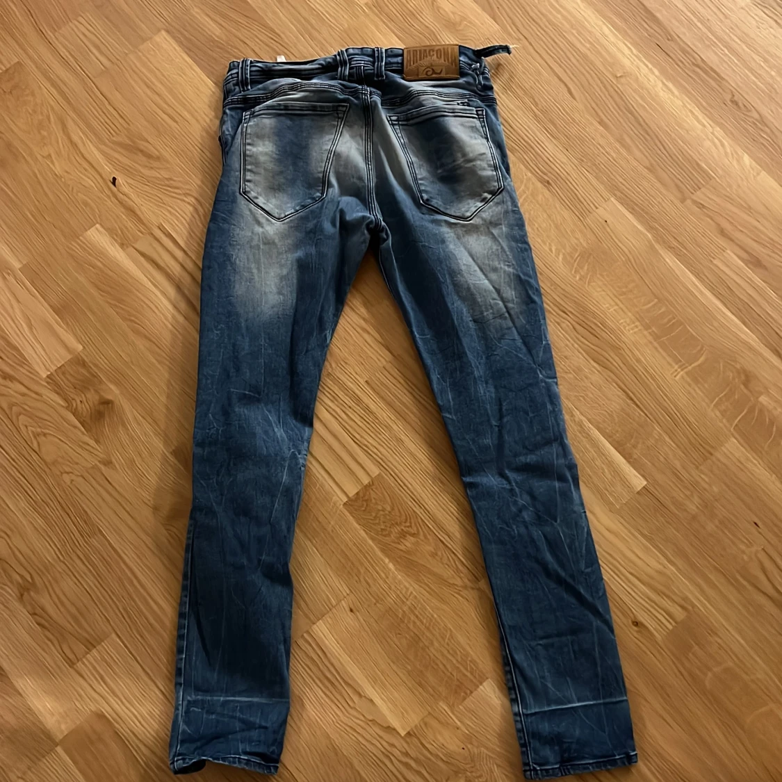 Blå slitna jeans från Duracon - 1