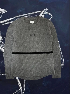 Stickad Gant RUGGER Sweater🧶 - Grå ribbstickad tröja från Gant RUGGER i storlek M med ett stilrent tryck ”R73”. För mer info så är det bara att höra av sig!