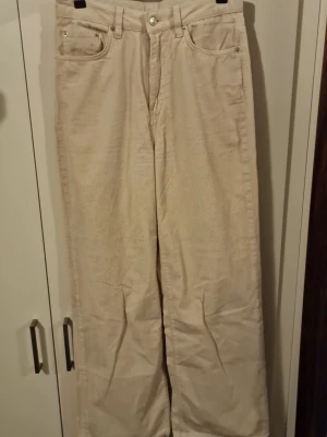 Ljusrosa manchesterbyxor wide fit - Säljer ett par ljusrosa manchesterbyxor med breda ben och klassisk femficksmodell. Byxorna har hög midja och är tillverkade i mjuk manchester som ger en retrovibe. Perfekta att styla med sneakers eller boots för en chill look.