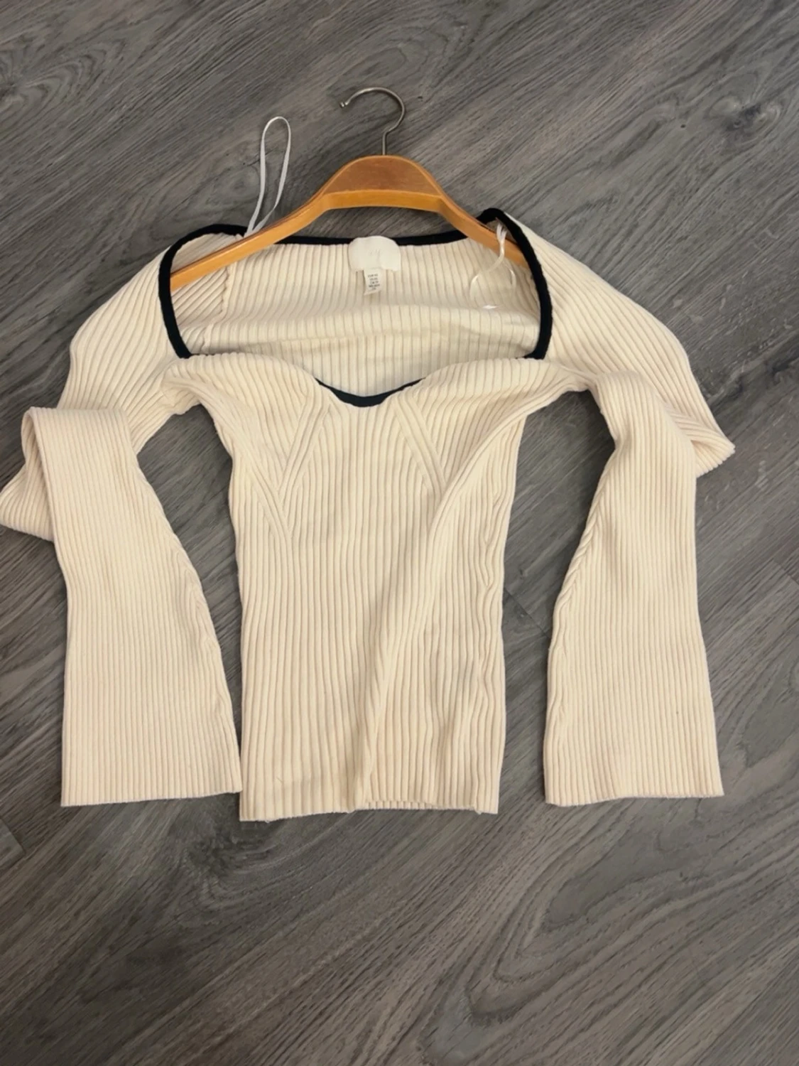 Ribbad offshoulder topp i beige/vit