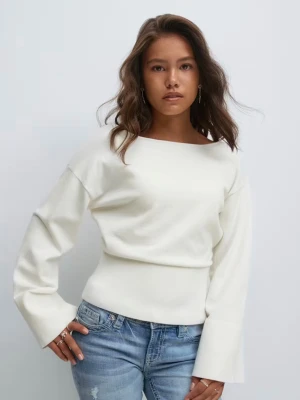 Vit tröja - Säljer en vit tröja från Gina med tajt midja och v ringning i ryggen. Oanvänd bara provad och säljer då den inte riktigt min stil💕Den är i strl 146/152 men skulle säga att den sitter som en xs/xxs