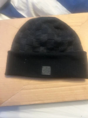 Svart mössa från Louis Vuitton - Köpt för 3 veckor sen