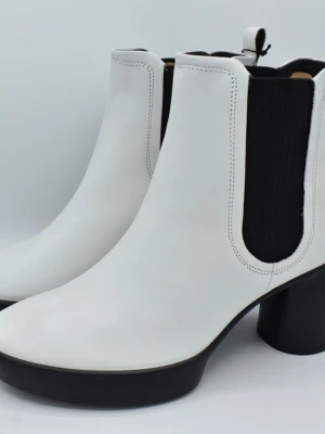 ECCO Chelsea skor/stövletter - Vit med svart klack Stl: 42 (UK 8-8,5 US 11-11,5) - Här säljer jag mina fina oanvända chelseaskor med blockklack. Originalkartong medföljer.  Varumärke: Ecco Modell: Shape Sculpted Motion 55 Färg: Vita med svart klack, sula och resår Storlek: Stl: 42 (UK 8-8,5 / US 11-11,5) - passar fot på 26,5 cm  Hämtas i Solna.