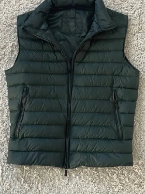 SÖKER DENNA VÄST - Söker denna väst ifrån massimo dutti både grön och mörkblå fungerar bra! Söker k Size M redo att betala bra! Hör gärna av dig om du stitter på denna väst