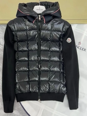 Moncler Cardigan Svart - Snygg svart pufferjacka - cardigan från Moncler med quiltad framsida och huva. Jackan har ribbade stickade ärmar och baksida, samt dragkedja framtill. Ikonisk Moncler-logga på ärmen och diskreta röda/vita detaljer vid huvan. Perfekt för kyliga dagar. Priset är inte hugget i sten vid snabb affär hör av er!