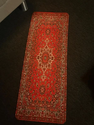 Röd mönstrad väst med orientaliskt tryck - cool musmatta