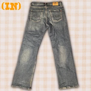 Replay - Riktigt schyssta Replay Jeans i modellen Thad. Storlek 158 (14 år) men passar 26-27 i midjan Mått: Midja – 37 cm, innersöm – 69 cm, yttersöm – 95 cm. (Jeansen är nära nyskick)