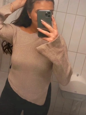 Beige asymmetrisk stickad tröja - Använd en gång. Tvättad. I fint skick.