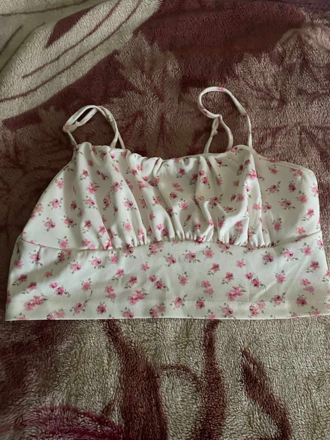 Blommig vit linnetopp med smala band - 1