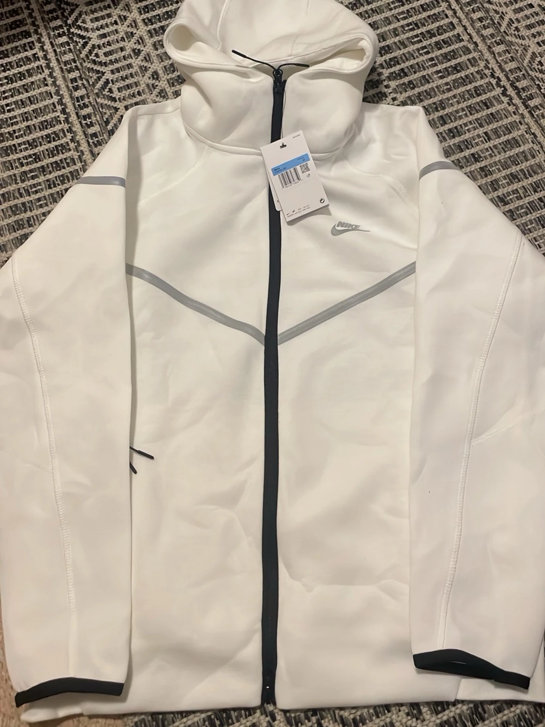 Vit Nike hoodie med reflexdetaljer - 4