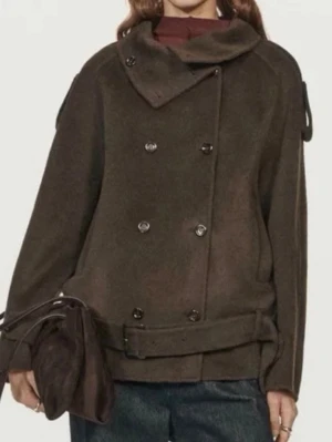 Massimo Dutti jacka kappa i alpacka och ullfoder 100% - Stilren mörkbrun kort kappa med dubbelknäppning, hög krage och bälte i midjan. Jackan säljs inte längre och köpt på Massimo Dutti. Burits 1-2 gånger så gott som ny! Köpt för 2800kr 