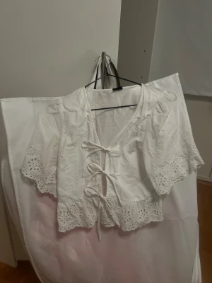 Vit topp - Jätte söt topp med rosetter, knappt använd💕