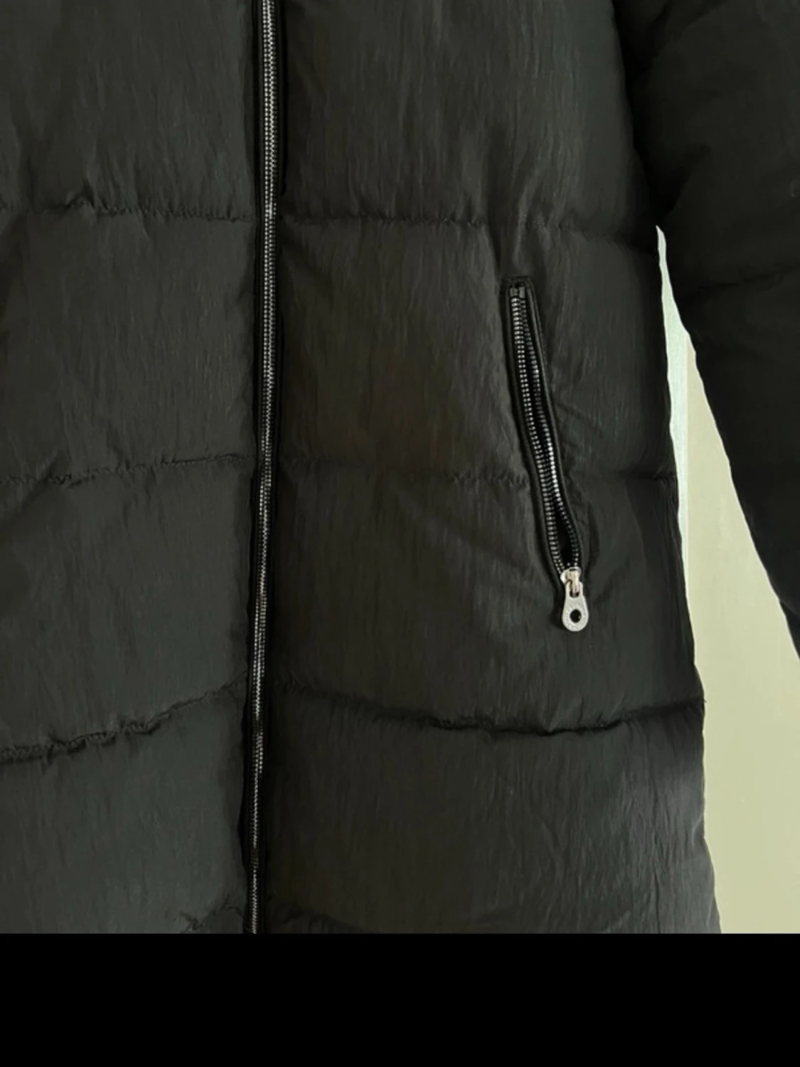 Svart lång dunjacka med huva - 1