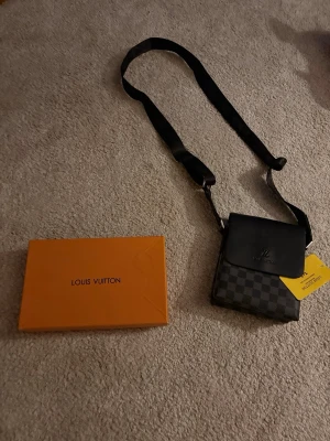 Säljer lv väska  - Hej säljer nu min lv väska tycker inte den är fin längre har aldrig använt den men boxen har fått lite stryk men väskan är i ny skick köpte den utomlands 
