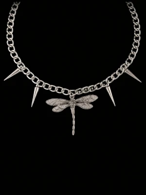 Halsband silver  - GRATIS GÅVA MED VARJE ORDER! Stilren guldfärgad ring i modern design, perfekt som vardagssmycke eller vintersmycke. Tillverkad i slitstark mässing/stål som inte rostar och är bekväm att bära hela dagen. En tidlös ring som passar både till enkla outfits och mer uppklädda looks. Gratis gåva på köpet, snabb leverans, jag svarar alltid snabbt och skickar direkt. Perfekt present till dig själv eller någon du tycker om 💖 ✨💎📦💬