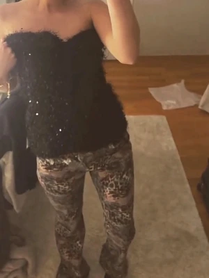 Super fina coola jeans  - Super fina coola jeans med en unik design. Använda 1 gång så dom är precis som nya. Dom har ”fransar” upp till och ner till. Skriv för frågor 