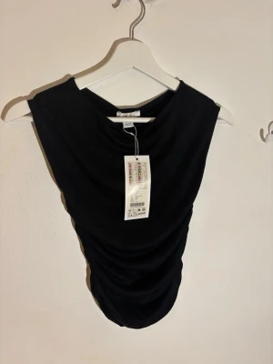 Fest topp - Topp med scrunch i sidan helt ny med prislappen kvar från new yorker storlek xs 