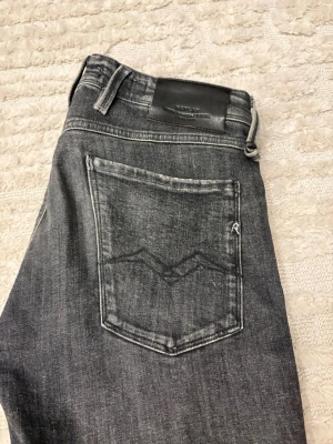 Replay Anbass Mörkgrå - Feta Replay anbass med små slitningar