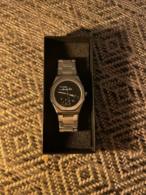 ”Who cares im already late” klocka - Stilren klocka i rostfritt stål. Klockan passar mig som har en handled runt 17-18cm men 4 länkar medföljer givetvis. Klockan är i stort sätt sprillans ny och säljer pga av att köpt en seiko mod likadan. Klockan är köpt i jul. Hör av er för minska lilla frågan!😇obs kan förstoras eller minskas vid behov ☺️
