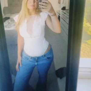 Vit spetsbody - Skit Snygg vit body med spetsdetaljer. Själva materialet är väldigt stretchigt och passade mig som kan använda xs-m. Använd 1 gång och köptes för 500kr därav priset men kan diskuteras❣️❣️